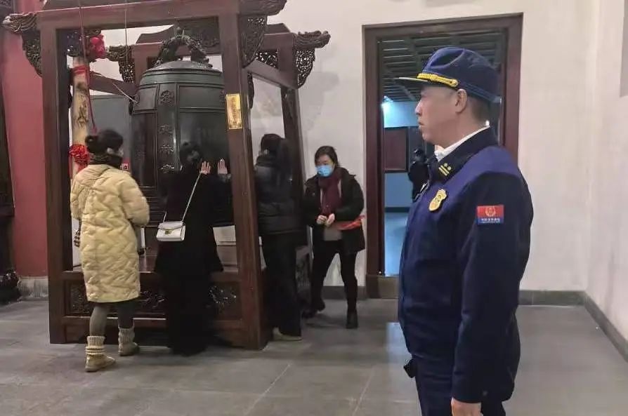 春节大家团圆欢庆，消防员坚守岗位!他们图啥?  第2张