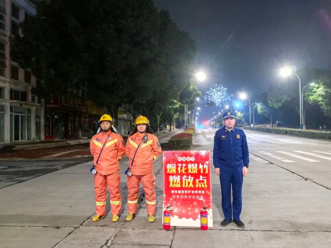 春节大家团圆欢庆，消防员坚守岗位!他们图啥?  第11张