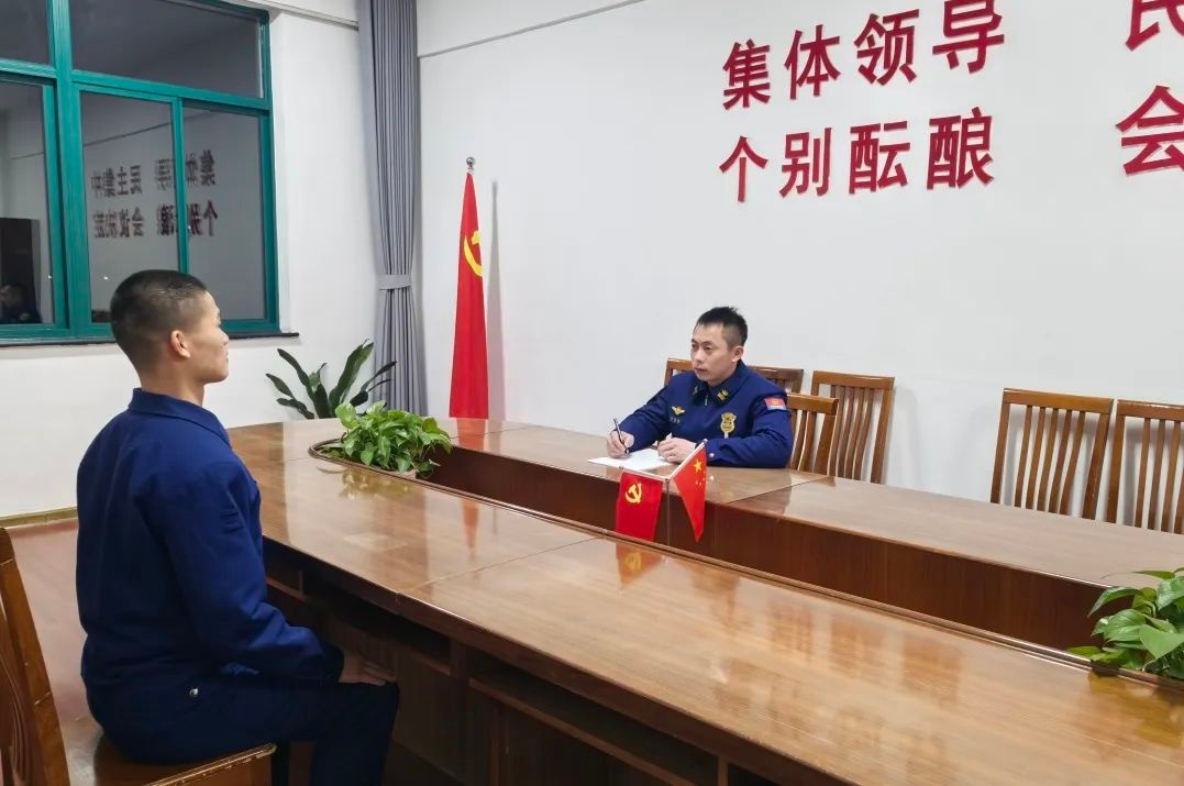 春节大家团圆欢庆，消防员坚守岗位!他们图啥?  第13张