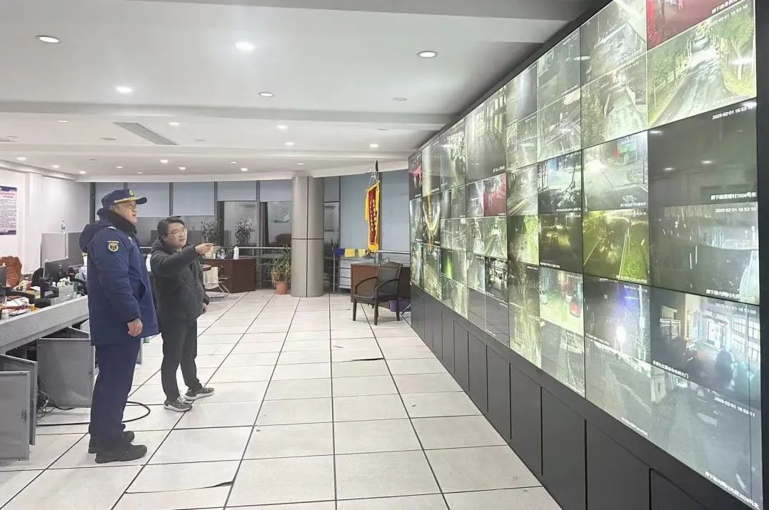 春节大家团圆欢庆，消防员坚守岗位!他们图啥?  第3张