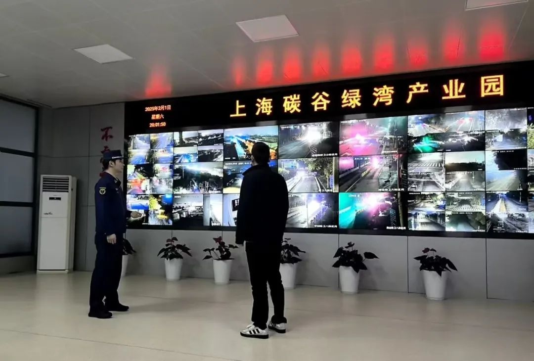 春节大家团圆欢庆，消防员坚守岗位!他们图啥?  第4张