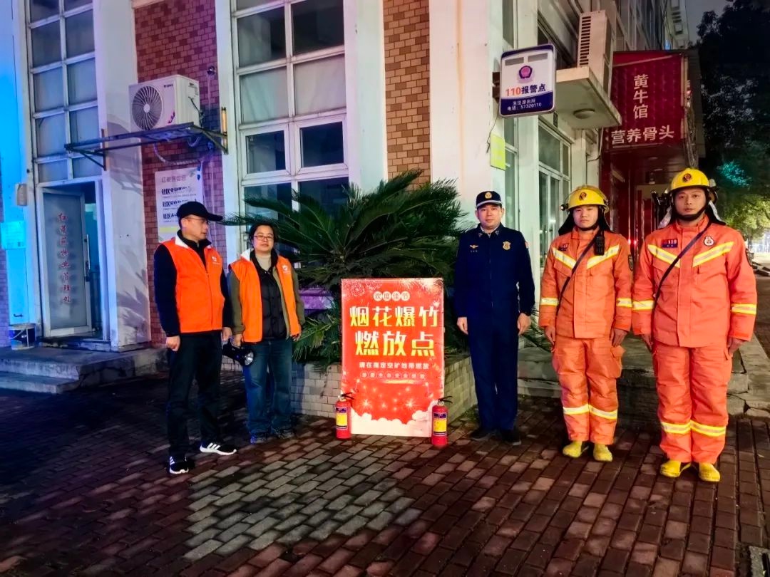 春节大家团圆欢庆，消防员坚守岗位!他们图啥?  第10张