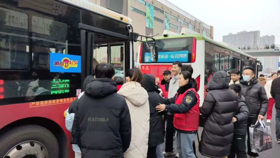 春节坚守岗位的公交司机周兰军：为何他每年都主动值班，只为守护市民的出行路？  第2张