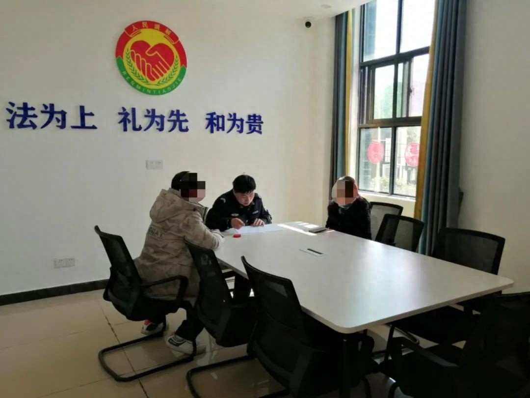 警察巧断家务事，邻里和好迎新春！你家的春节也能这么和谐吗？  第1张