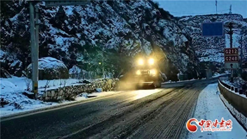 甘肃多地突降大雪，公路部门如何紧急应对？出行安全如何保障？