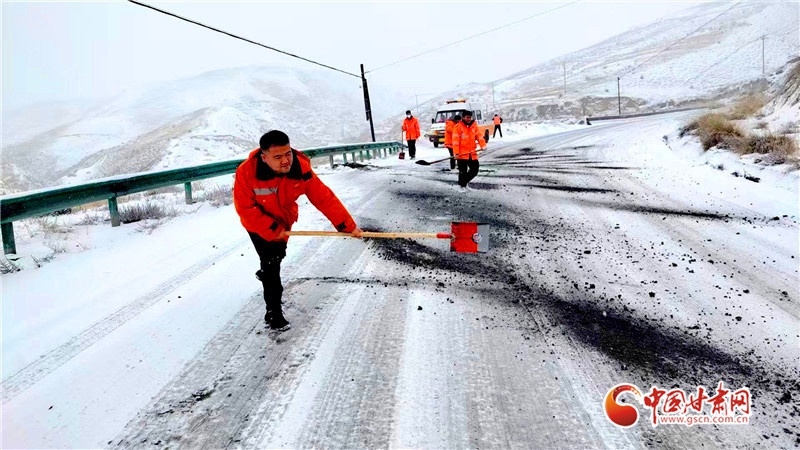 甘肃多地突降大雪，公路部门如何紧急应对？出行安全如何保障？  第2张