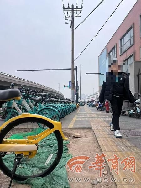 58岁老人买早点竟踩入大坑致骨折！人行道安全隐患谁来负责？  第2张