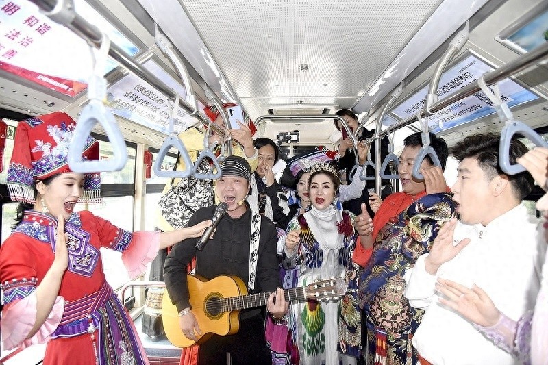 南宁民歌巴士：歌手与游客同唱民歌？快来看看