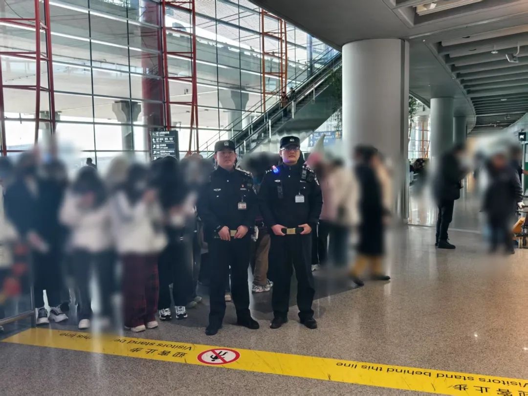 饭圈乱象频发！31名粉丝机场扰序被罚，谁来管管这些疯狂追星族？  第2张