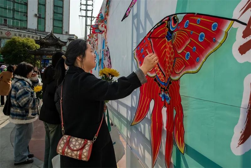 清明新风尚！玉屏侗乡千人共舞、鲜花祭扫，你还在等什么？  第4张