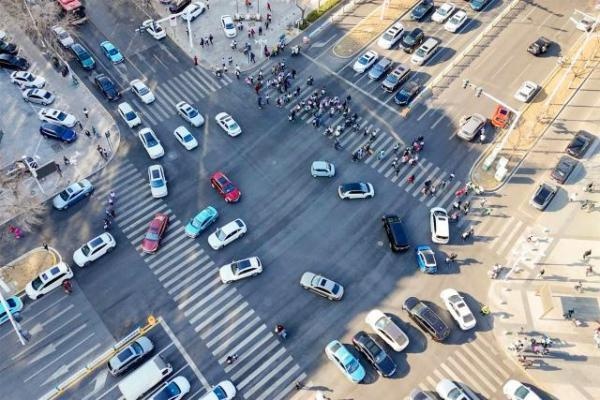南海路与第三大街交口上下学高峰人车混行拥堵？看泰达如何解决  第2张
