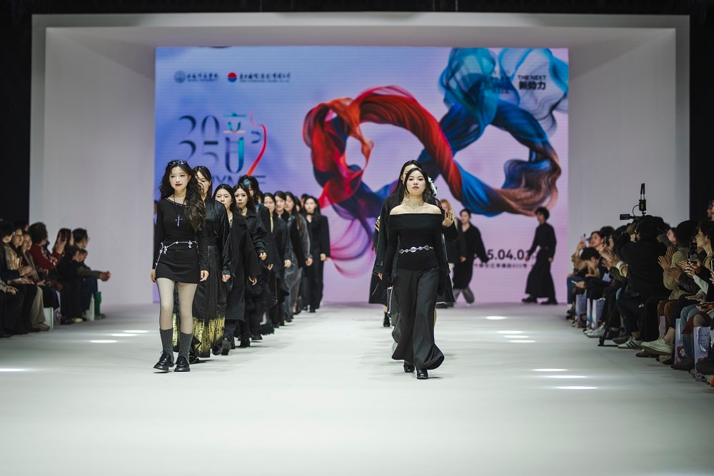 上海杉达学院2025届先锋设计师惊艳上海时装周！传统与未来如何碰撞出时尚火花？  第2张