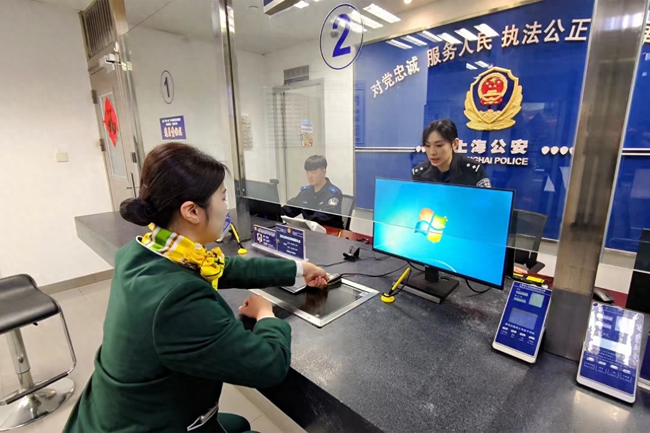 身份证换证难？警方竟把办理点开进机场