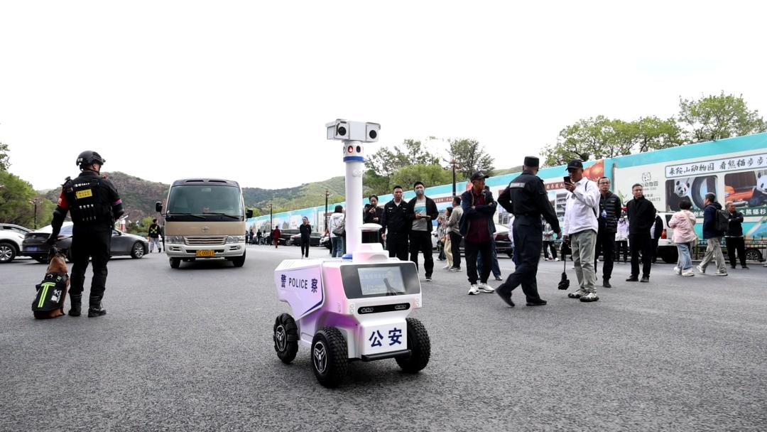 五一千山风景区游人如织，公安民警如何守护平安？你知道吗  第3张