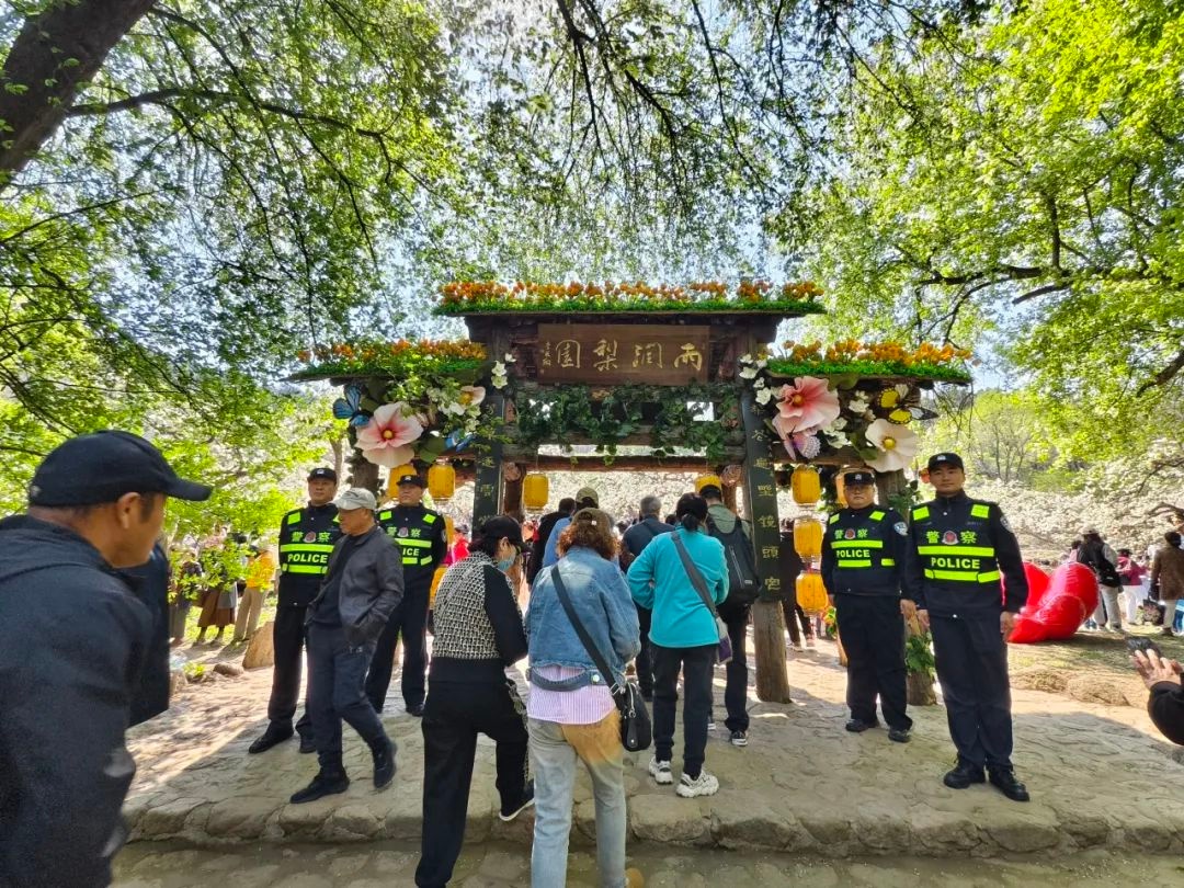 五一千山风景区游人如织，公安民警如何守护平安？你知道吗  第4张