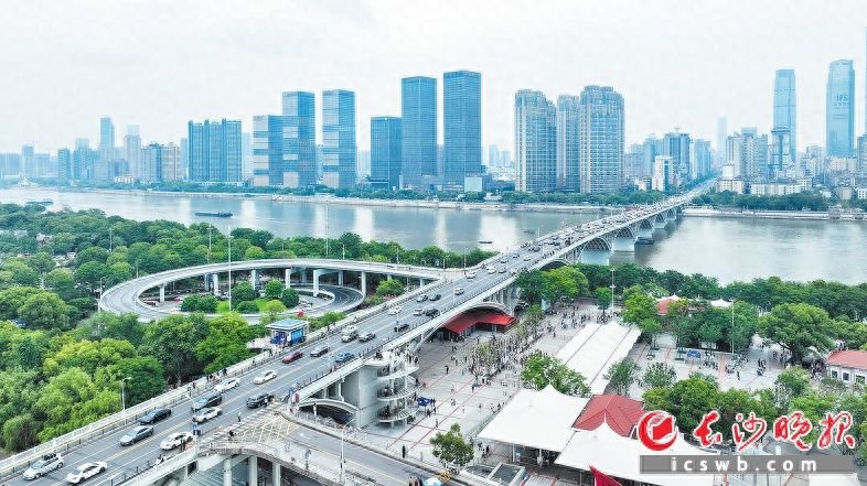 50多年的橘子洲大桥换新颜！新增人行爬梯，你去过了吗？