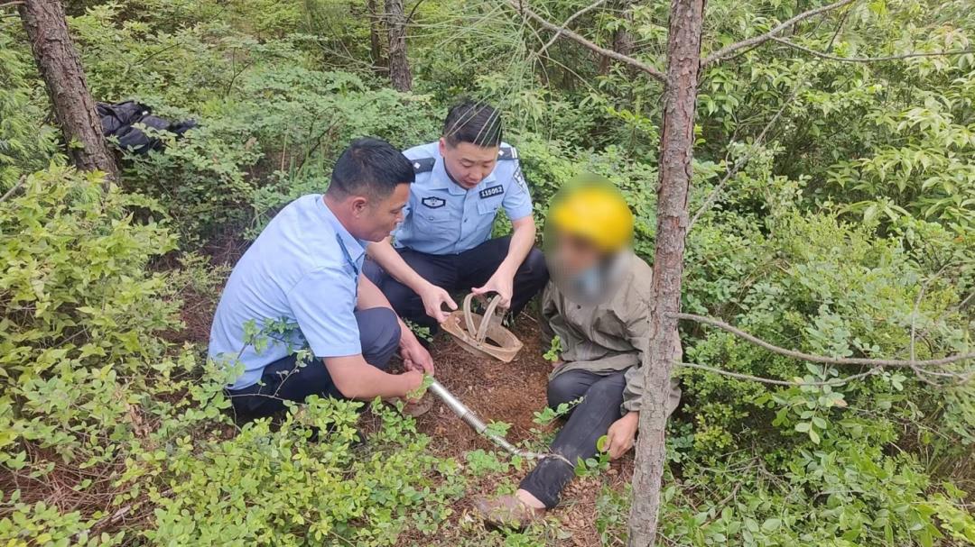 4月30日南城县女子山中踩中捕兽夹被困！登山为何不能贸然走蹊径？