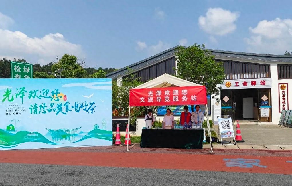 五一光泽高速路口志愿者暖心服务！为何能成为动人风景？
