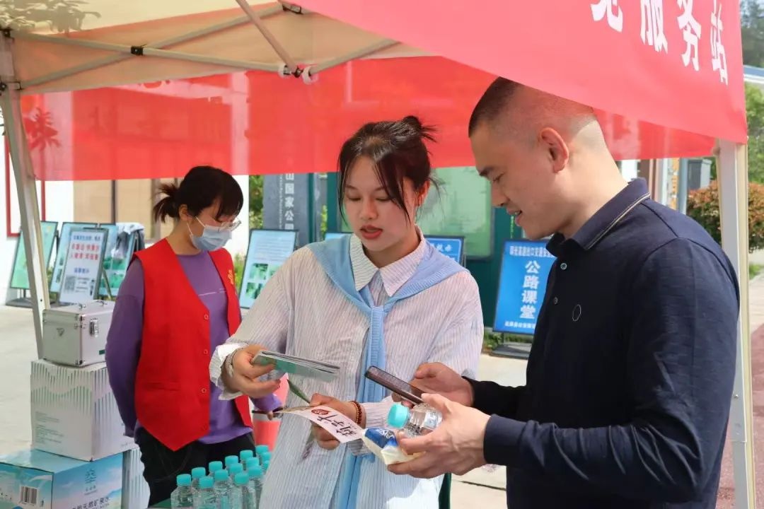 五一光泽高速路口志愿者暖心服务！为何能成为动人风景？  第3张