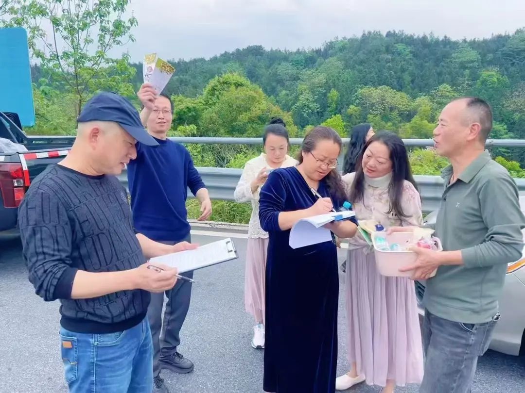 五一光泽高速路口志愿者暖心服务！为何能成为动人风景？  第4张