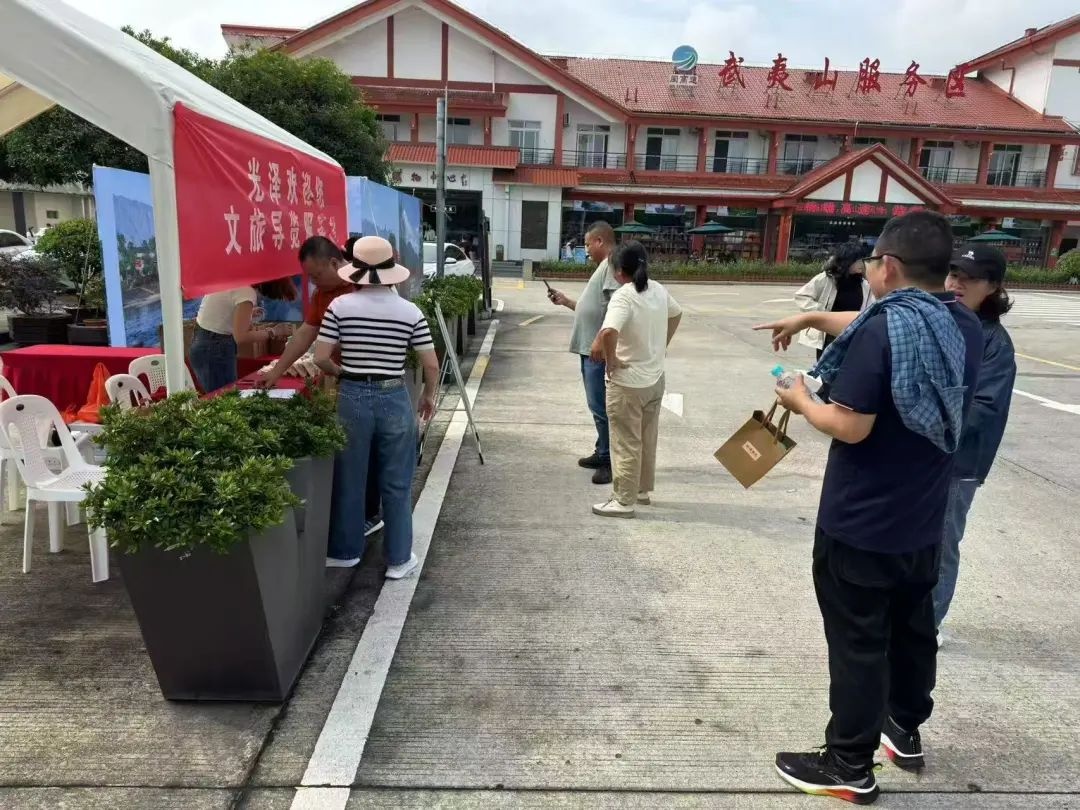 五一光泽高速路口志愿者暖心服务！为何能成为动人风景？  第5张