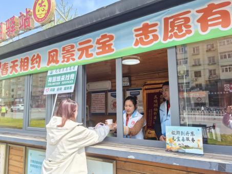 5月1日元宝区客流高峰！志愿者冒雨坚守，你的旅途他们守护？  第2张