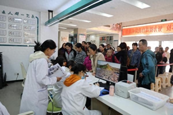 5月1日汶川县多团队开展全民体检！血糖高该咋吃？你知道吗？