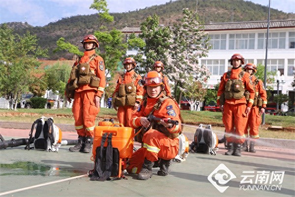 哪有什么岁月静好？是消防员在替我们负重前行！快走进他们的世界
