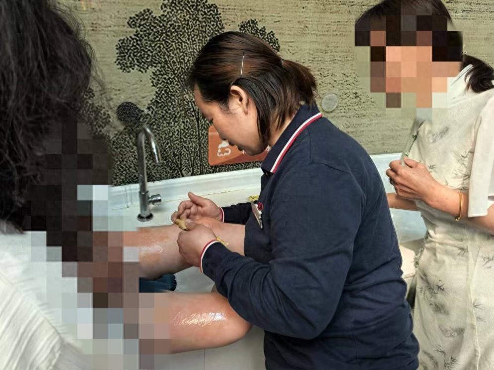 5月1日安徽服务区紧急救助烫伤女童！这教科书式救援你知道吗？