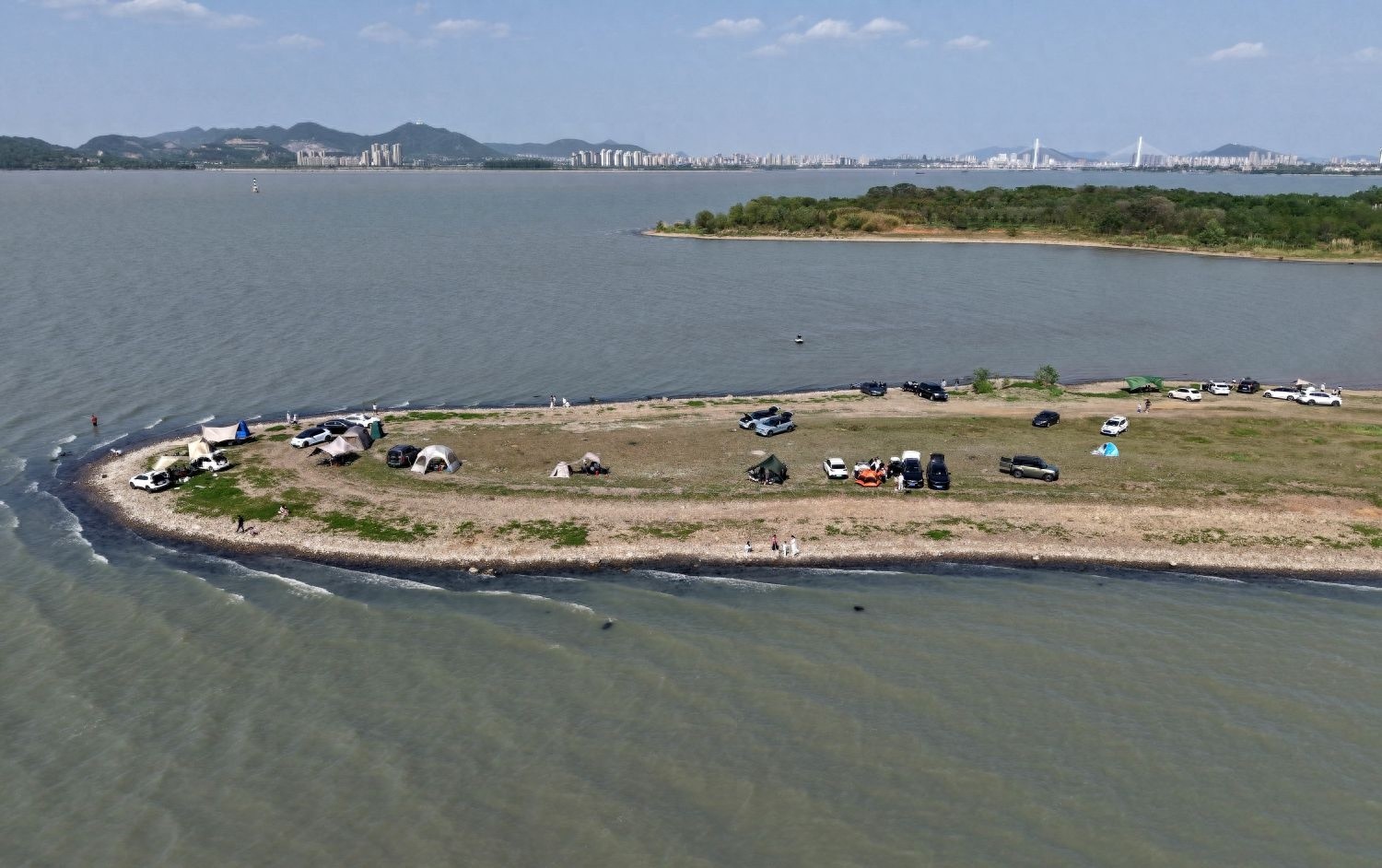 五一假期巢湖湖畔成热门露营地？拎包式体验畅享慢生活
