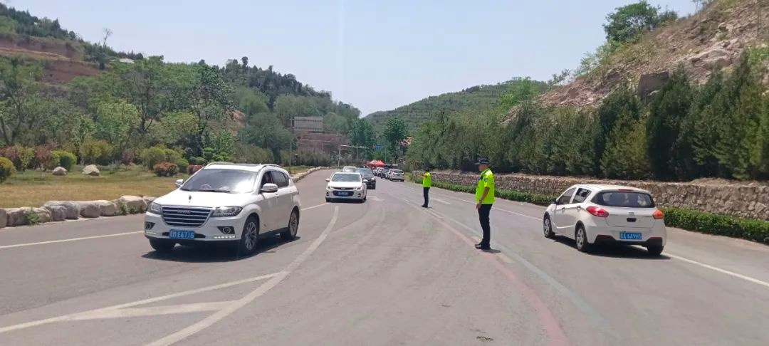 五一假期稷山交警全力筑牢道路安全防线，你知道他们都做了啥？  第3张