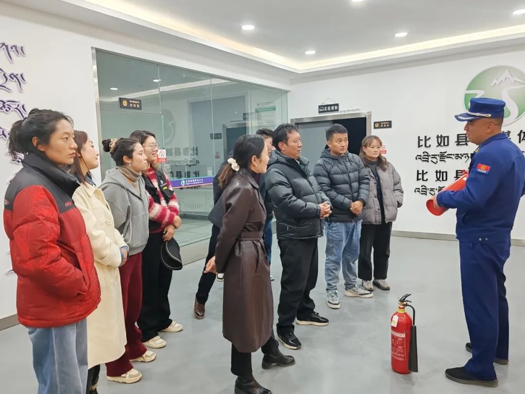 五一假期别人在惬意玩耍，他们却默默守护安全，你知道是谁吗？  第4张
