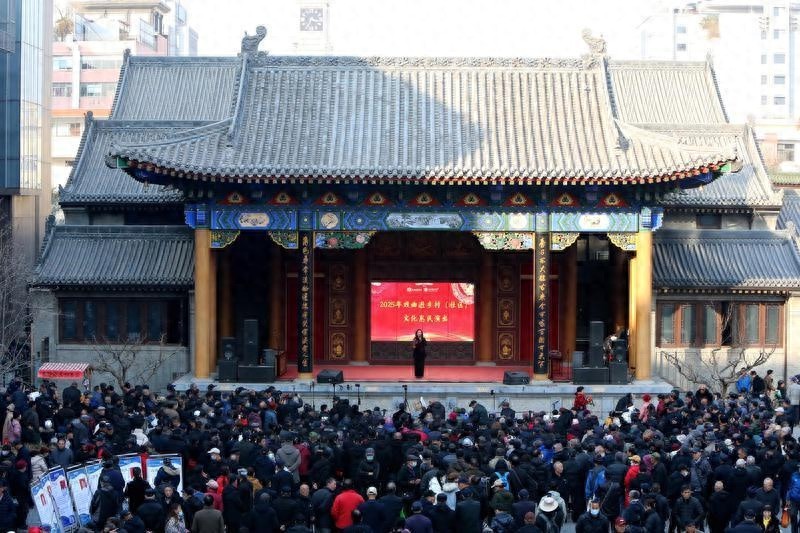 2025年新年第一天，西安易俗社为何吸引千余戏迷齐聚？  第1张