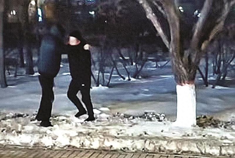 寒冬雪夜，公交车司机张超为何紧急下车？真相让人暖心