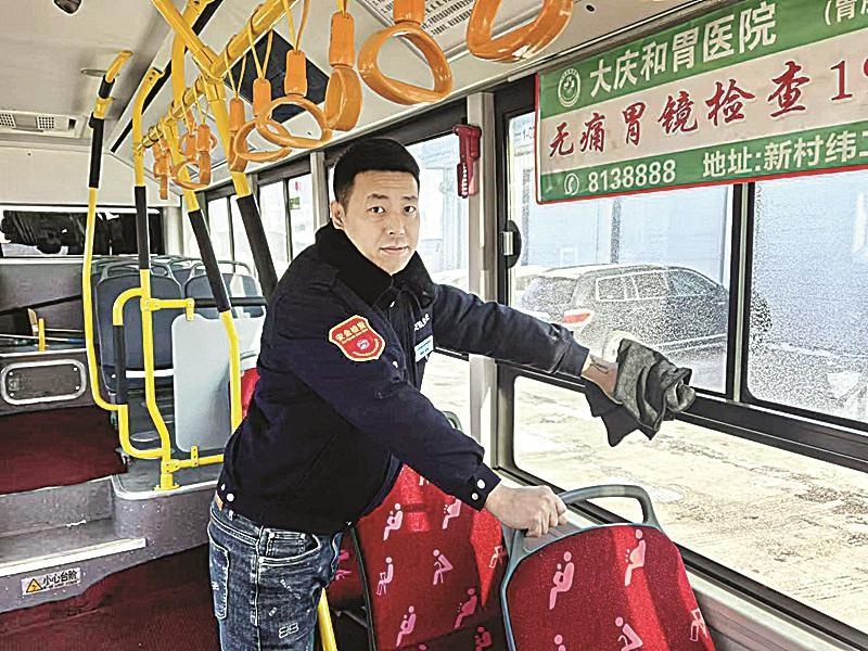 寒冬雪夜，公交车司机张超为何紧急下车？真相让人暖心  第2张