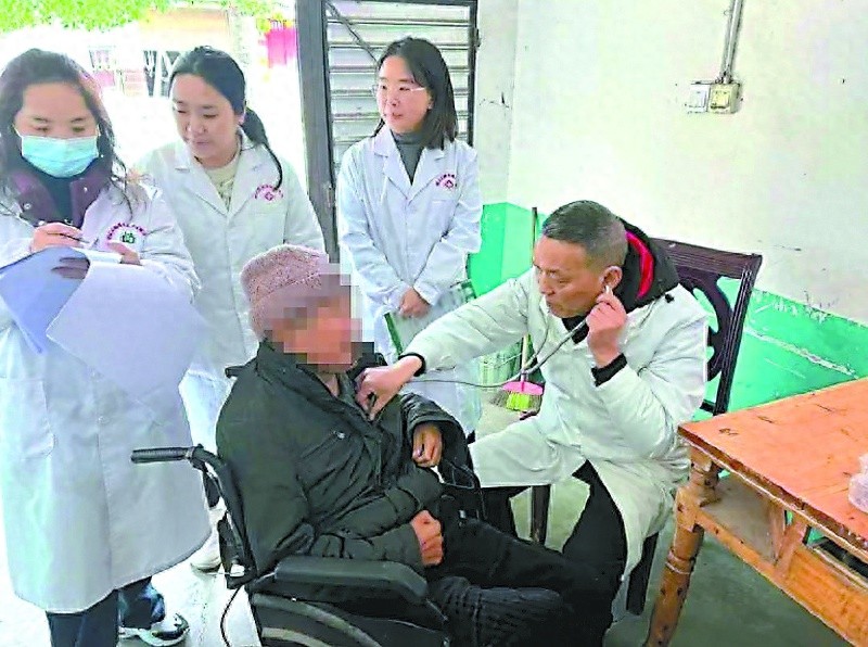 家庭病床服务：医护人员上门诊疗，解决老人就医难题
