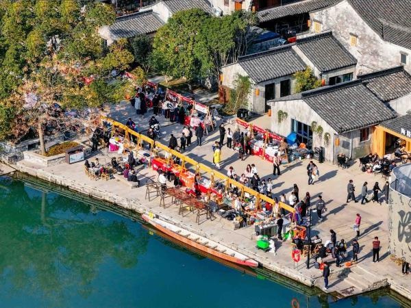 东钱湖陶麓街区跨年迎新，烟火气满满！你准备好体验百年古村的繁华了吗？  第2张