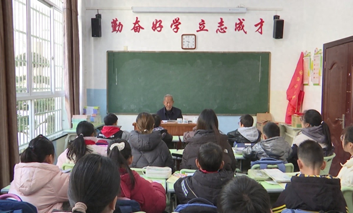 八旬退休教师何志尉：只要还能站起来，就绝不离开讲台！你被感动了吗？  第1张