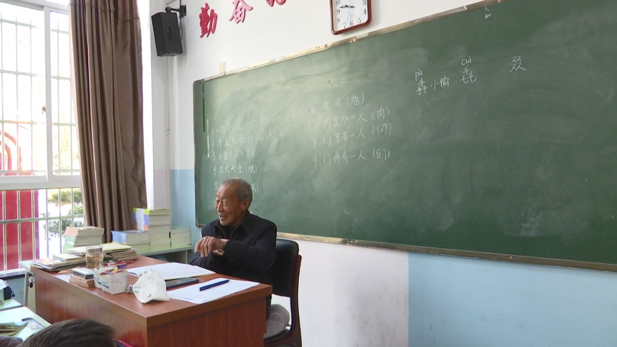 八旬退休教师何志尉：只要还能站起来，就绝不离开讲台！你被感动了吗？  第2张