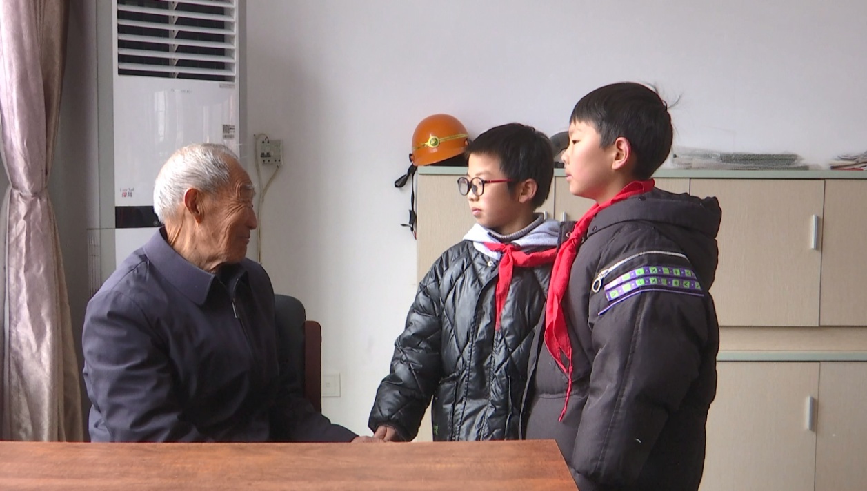 八旬退休教师何志尉：只要还能站起来，就绝不离开讲台！你被感动了吗？  第4张