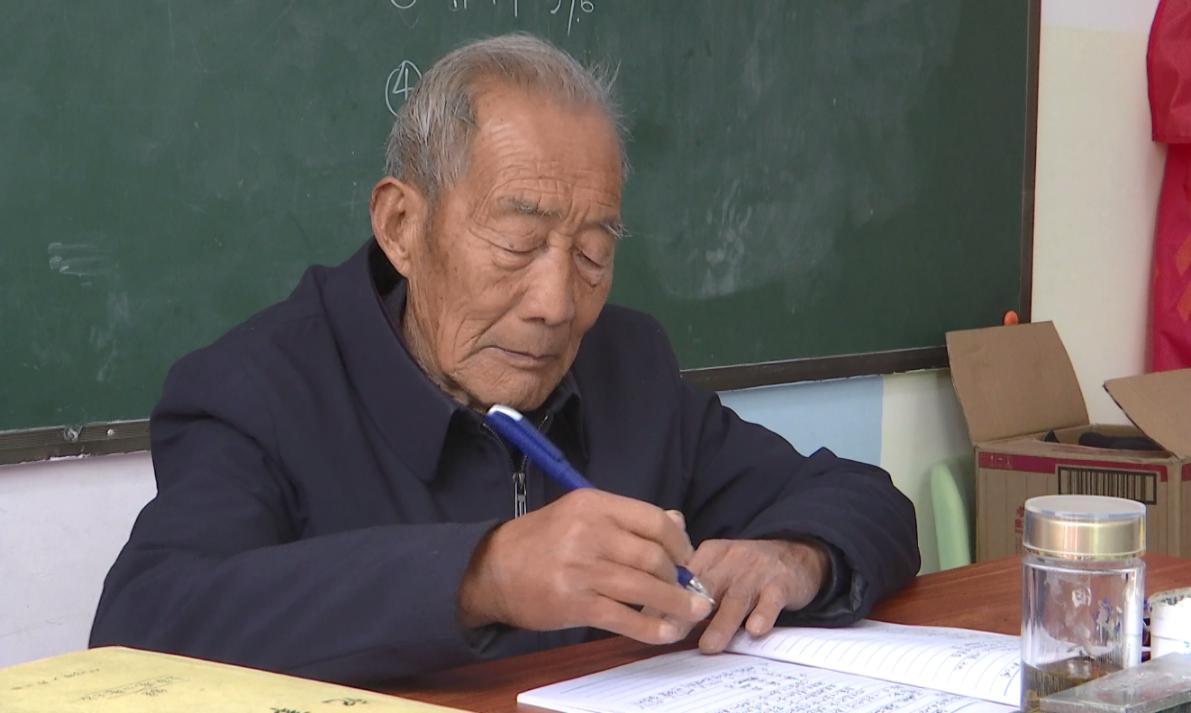 八旬退休教师何志尉：只要还能站起来，就绝不离开讲台！你被感动了吗？  第6张