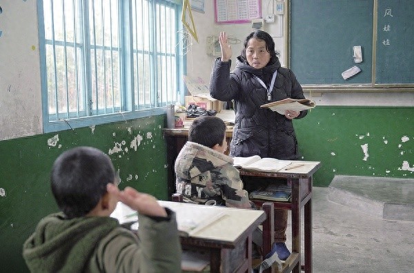 坚守乡村27年，覃美玲为何从未离开？她的故事让人泪目