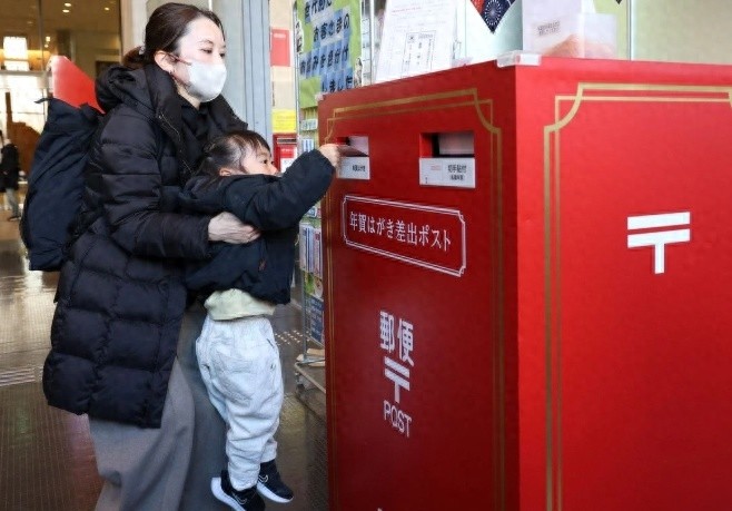 日本贺年卡投递量暴跌34%！2025年元旦仅4.9亿件，背后原因令人