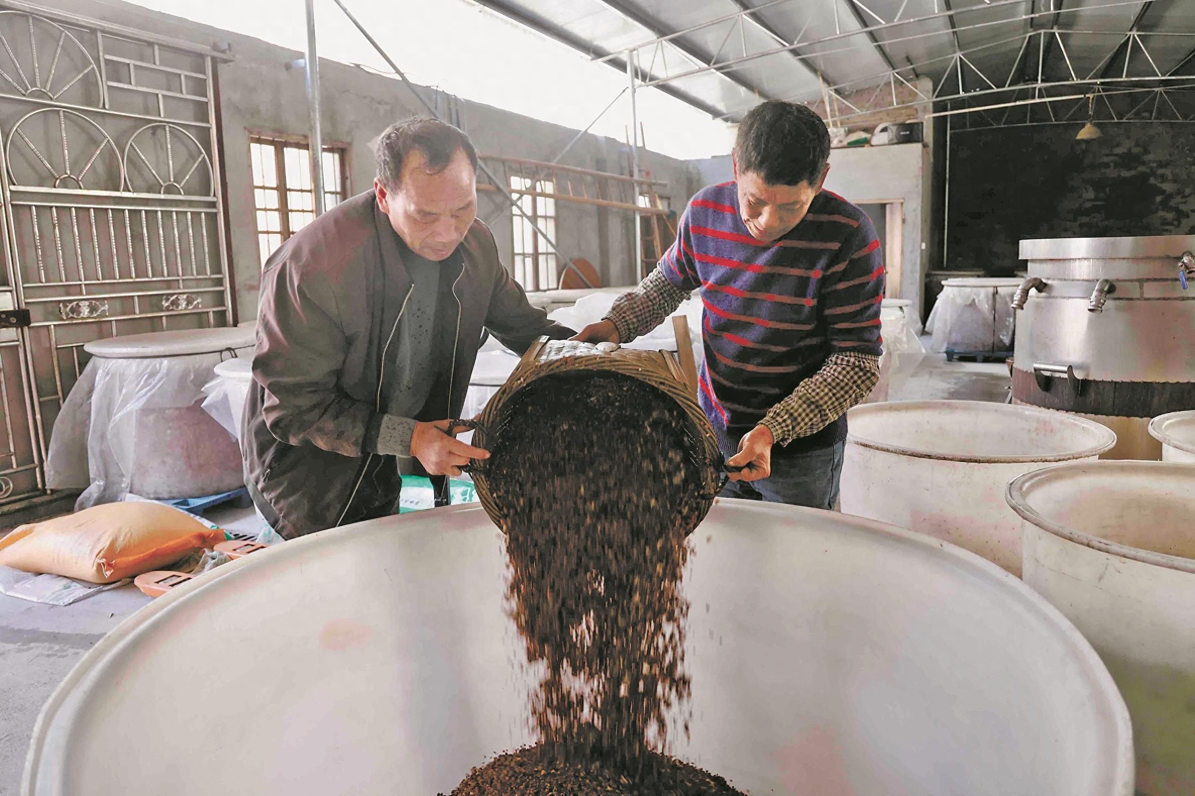 钱师傅的烧酒为何如此醇香？揭秘传统手工酿制的秘密