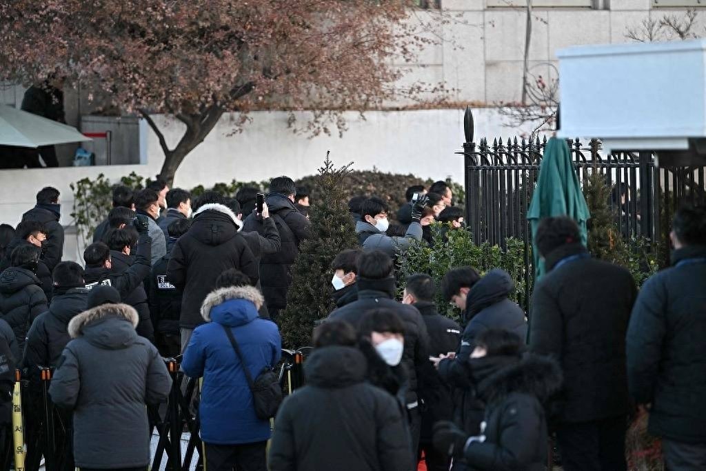 韩国总统官邸惊现逮捕冲突！尹锡悦能否逃过此劫？  第1张