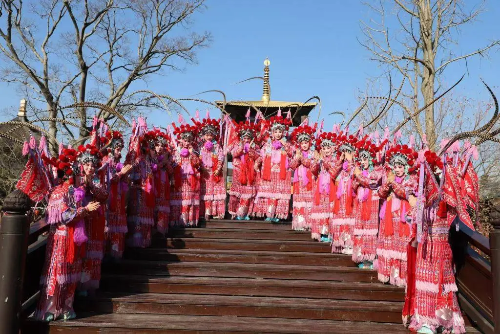 上海广富林文化遗址上演戏曲盛宴，金华婺剧团为何能吸引如此多观众？