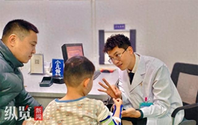 小孩走路内八字，问题竟然不在脚？医生揭秘：关键在于这个部位  第1张