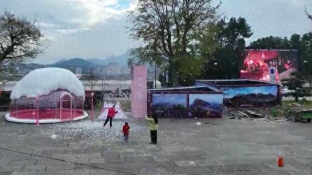 台州府城冬日新装：冰雪小屋与黄金许愿树，你准备好打卡了吗？