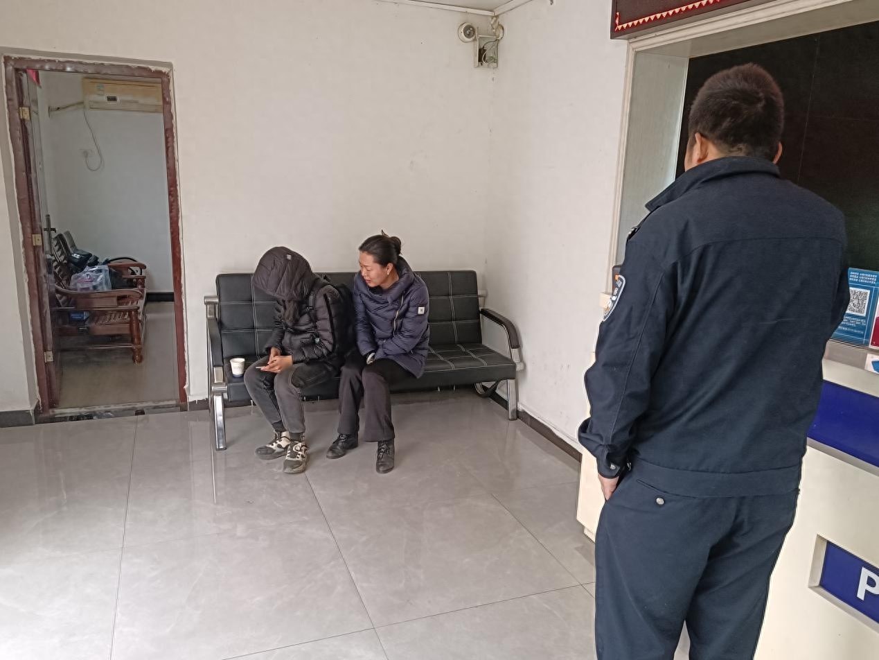 母亲泪流满面！嘉鱼民警如何迅速找回离家出走的小女孩？