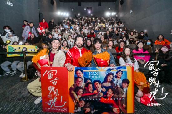 窗前明月，咣！南京路演爆笑不断，宋小宝穿婚纱竟被误认为非洲粉丝！你猜现场发生了什么？  第1张